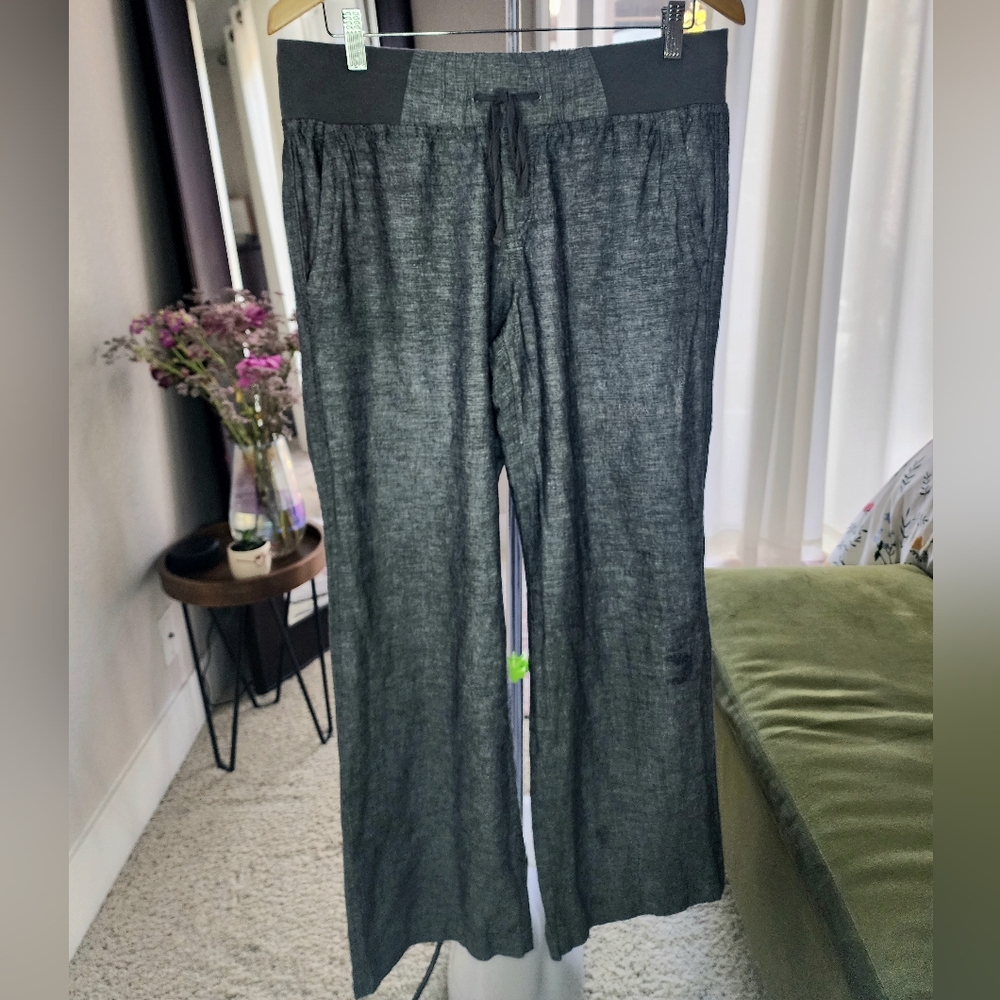 Woman Pants - SOHO Street: New York & Company, Size: M (average), Color: Grey